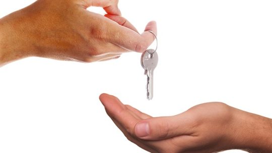 Négocier avec un propriétaire pour obtenir la meilleure offre pour votre location d’appartement